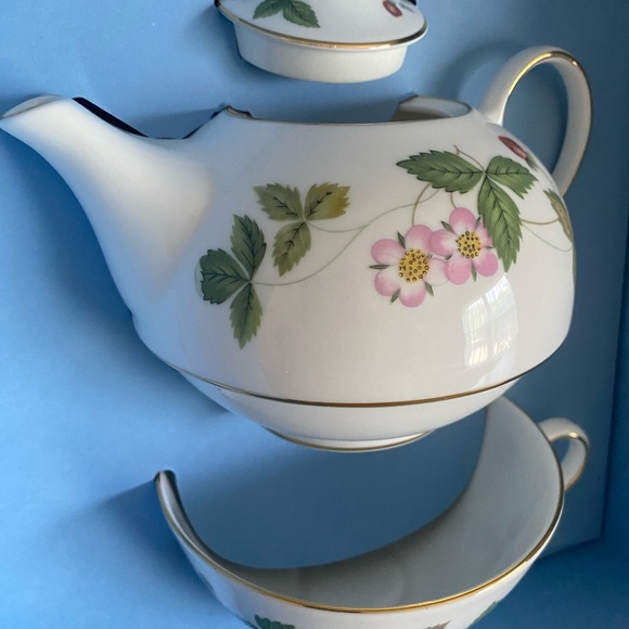 Wedgwood Wild Strawberry Tea for One NEW in Box - Picture 8 of 11